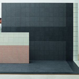 Posa di Tape Mutina con pattern misti in gres porcellanato smaltato
