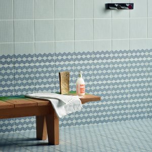 Ambiente con transizione tra pattern Tape di Mutina e half pattern