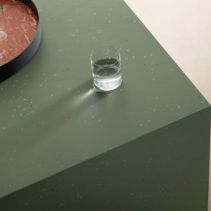 Superficie in gres Primavera di Mutina con scaglie ceramiche colorate