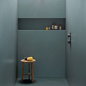 Dettaglio della lastra Primavera Verde con scaglie rosa e blu
