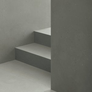 Pavimento Primavera Nero e parete Grigio con poltrona in cuoio