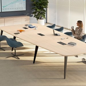 Dettaglio della gamba a compasso di una scrivania Pigreco