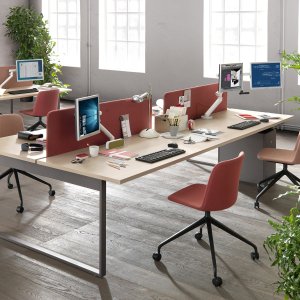 Contenitore Orgatower accanto a una workstation Pigreco