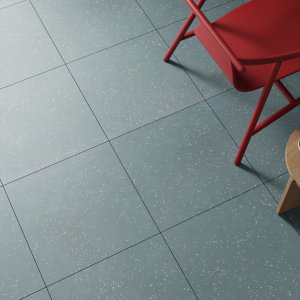 Doccia rivestita in Primavera Blu di Mutina, pareti e pavimento continui