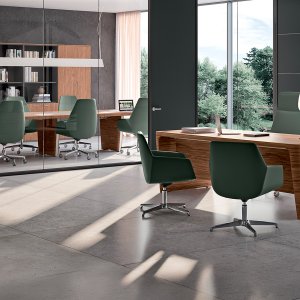 Scrivania X10 con dattilo strutturale e cassettiera integrata