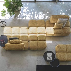 Pouf Qubik da 100 per 100 cm accanto al divano