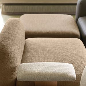 Cuscino lombare 82 per 38 cm appoggiato allo schienale di One Hundred