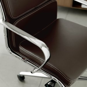 Ufficio direzionale con The Season Comfort in pelle cognac davanti a una scrivania in noce