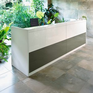 Reception Vogue Frezza con angolo chiuso a 90 gradi e top di finitura scuro