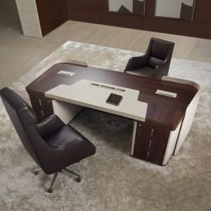 Scrivania direzionale Royal di i4Mariani con fianchi rivestiti in pelle trapuntata