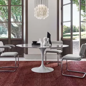 Tavolino d'appoggio della famiglia Saarinen di Knoll accanto a un divano d'attesa