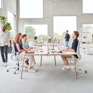 Postazione hot desking con sedia in rete se:air e monitor
