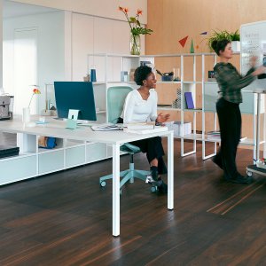 se:air blu notte davanti a una scrivania regolabile in altezza in home office