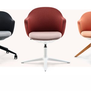 Sedia girevole se:flair di Sedus con schienale in membrana terracotta e base a 5 razze