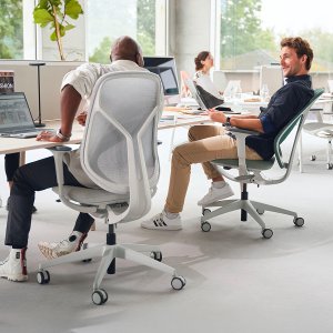 Sedie da ufficio se:kit con schienale imbottito color salvia intorno a un bench a sei posti