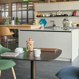 Diner se:café con due panche alte contrapposte e tavolo integrato