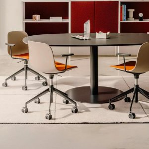 Sedia Seela con gambe in massello di legno