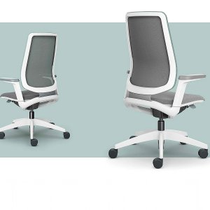 Sedie operative se:flex con imbottitura slim color sabbia intorno a un bench a sei posti