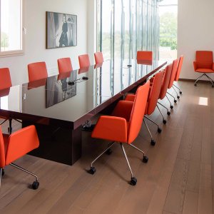 Tavolo riunioni Asymmetrical Meeting 550×200 cm laccato opaco nero