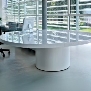 Piano da 7,5 cm a sbalzo sulla base del tavolo Asymmetrical Meeting