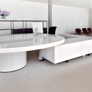 Il lato del contenitore rivolto al visitatore sulla scrivania Asymmetrical