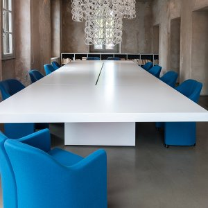 Tavolini Solenoidi di Tecno accanto alla scrivania Asymmetrical