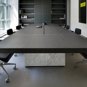 Contenitore laccato Nero sotto un piano in rovere scuro, scrivania Asymmetrical