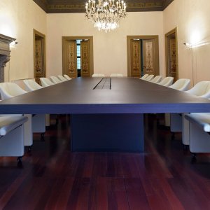 Sottomano in pelle nera sollevato sulle prese della scrivania Asymmetrical