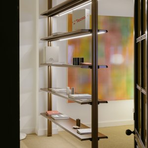 Libreria attrezzata Cosmos da pavimento a soffitto con illuminazione sotto mensola