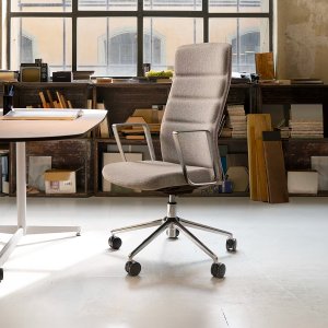 Poltrona direzionale That’s it Executive di Quinti con braccioli fissi in alluminio alla scrivania
