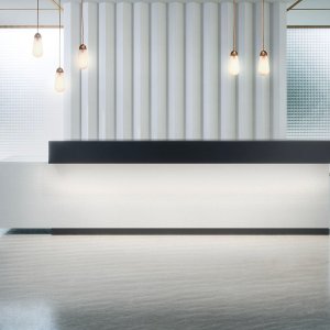 Bancone reception Toki di Archiutti con fronte in rovere sbiancato e alzata brown metallizzato