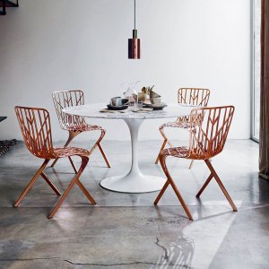 Tavolo riunioni ovale Saarinen di Knoll con piano in marmo in una sala consiglio