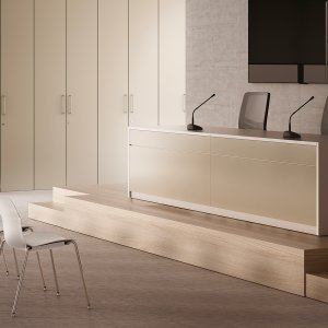 Dettaglio del top di finitura da 70 mm sul bancone reception Vogue