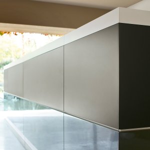 Vogue di Frezza, design Perin & Topan, composizione lineare per reception ufficio