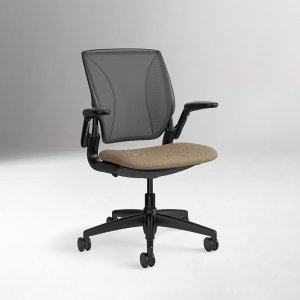 Sedile imbottito in schiuma scolpita sulla sedia ufficio World LM di Humanscale