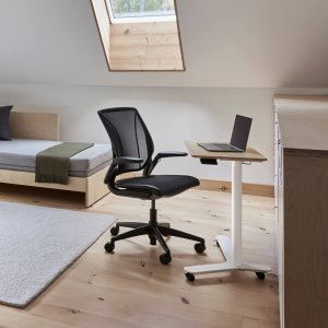 Sedia operativa ergonomica World LM di Humanscale con schienale in rete a tre pannelli