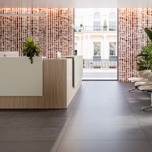 Luce LED perimetrale accesa sul bancone reception Z2 di Quadrifoglio