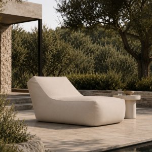 Area lounge con poltrone Zoe e tavolino Argo