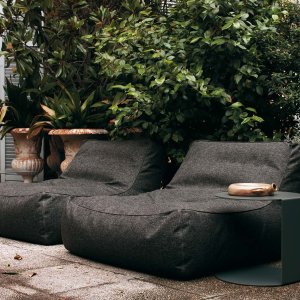 Zoe Baby accanto alla poltrona grande