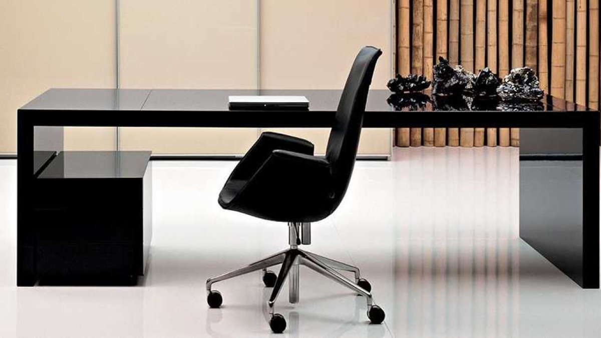 Arredamento dello studio di uno psicologo: poltrone, scrivania, luce e riservatezza