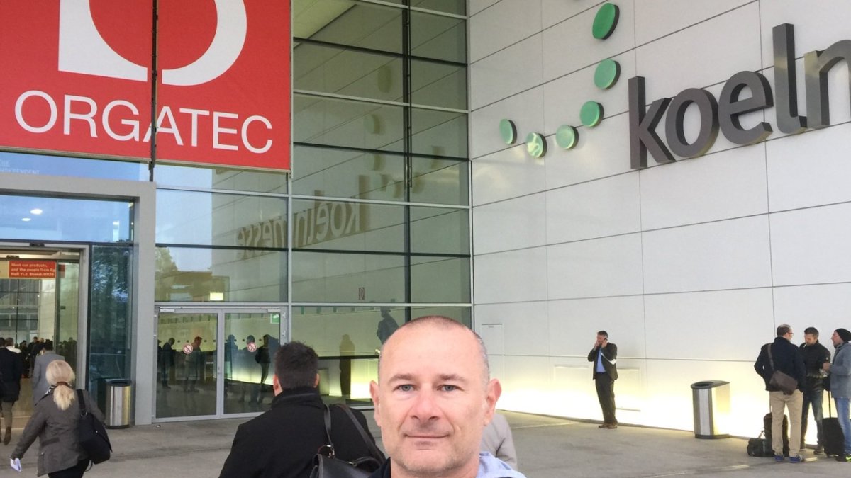 ORGATEC 2026: l'ospite siede a 2,7 metri, la relazione è già cominciata