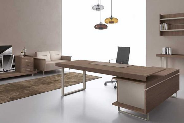 Arredamento studio fotografico: la postazione di ritocco, il tavolo per i clienti, l'archivio