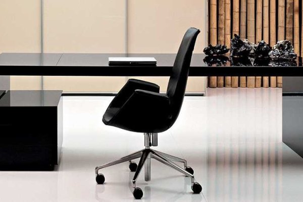 Arredamento dello studio di uno psicologo: poltrone, scrivania, luce e riservatezza