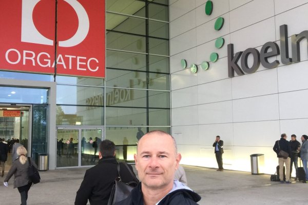 ORGATEC 2026: l'ospite siede a 2,7 metri, la relazione è già cominciata