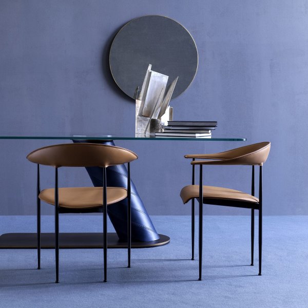 Poltroncina Fasem in cuoio pieno fiore in uno studio italiano