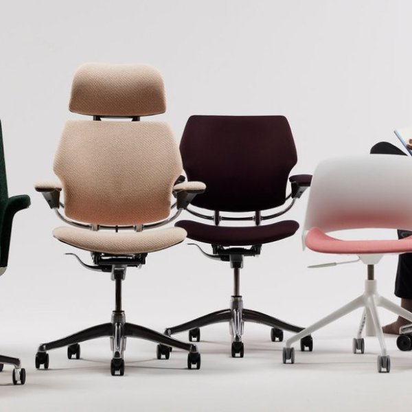 Postazione di lavoro ergonomica Humanscale in ufficio