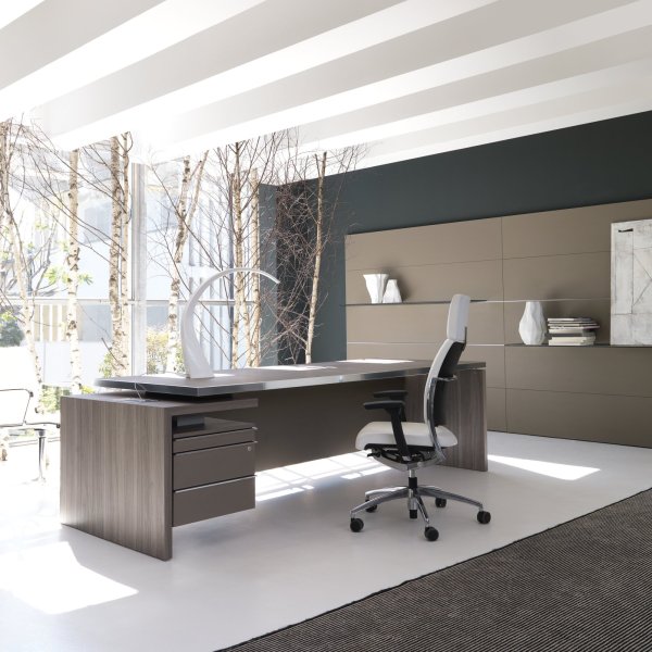 Scrivania direzionale IVM Office in un ufficio contemporaneo