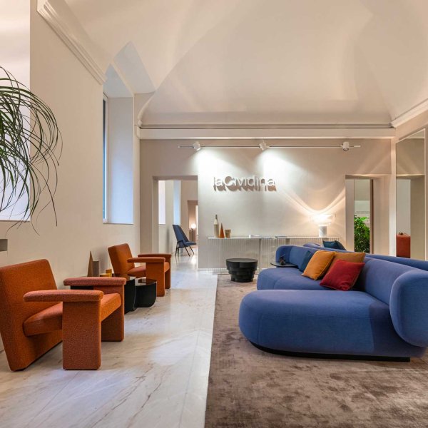 Divano di design LaCividina in una lounge di rappresentanza