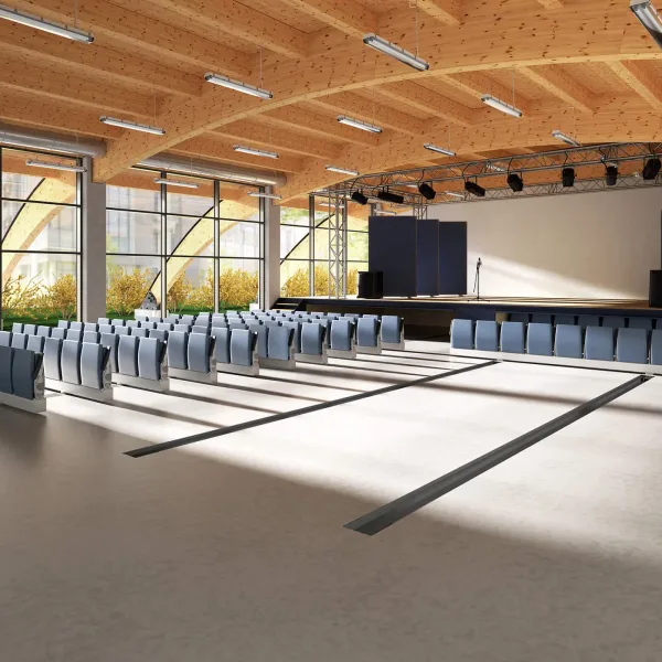 Auditorium italiano con poltrone Lamm in file continue