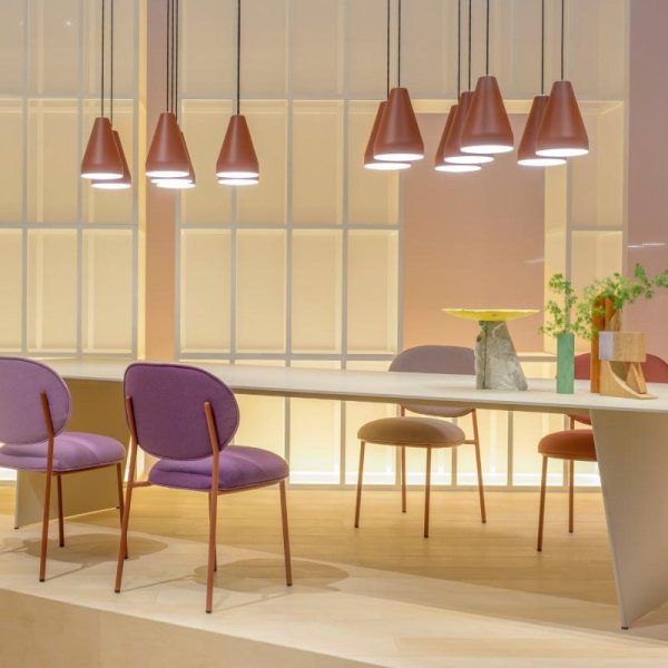 Sala d'attesa aziendale con sedute e tavoli di design Pedrali